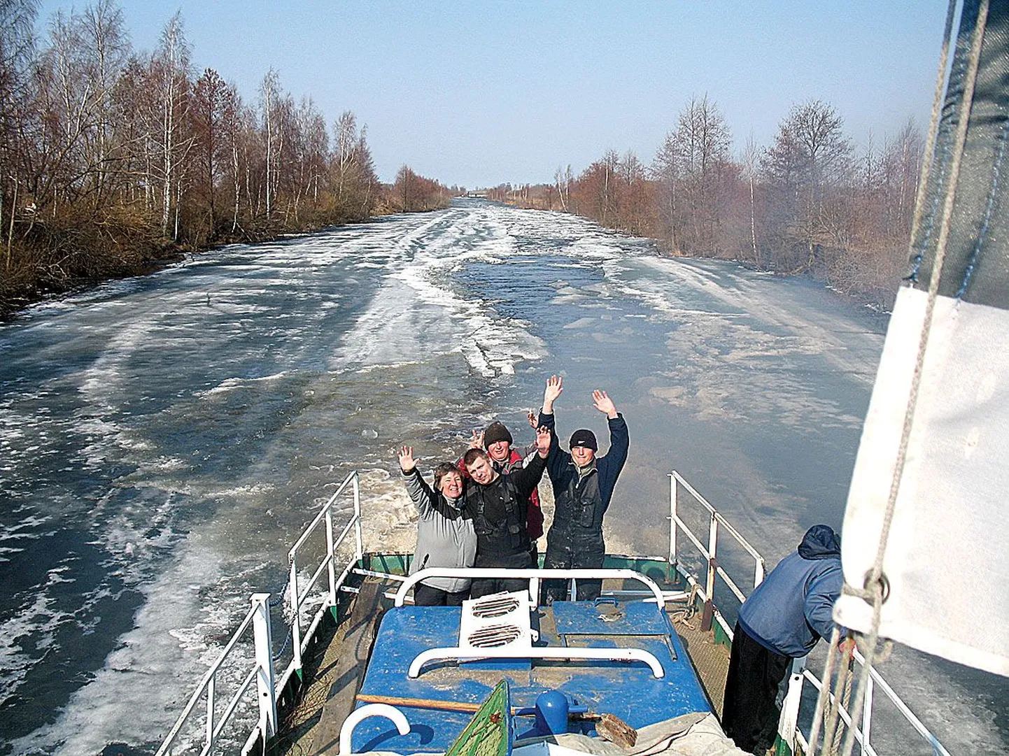 Pühapäeval lõhkusid Piirissaare kanalis vana Pek­siga jääd vallavanem Maria Korotkova (vasakult), Dima Jeršov, Aleksei Umbleja ja Aleksandr Brjanov (taga).