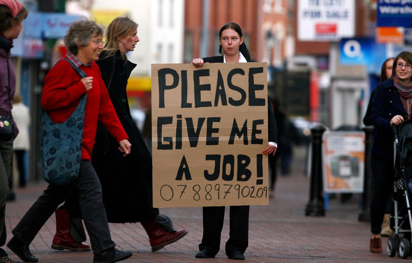 Töötu Briti tüdruk otsib tänavatel isetehtud plakatiga tööd.