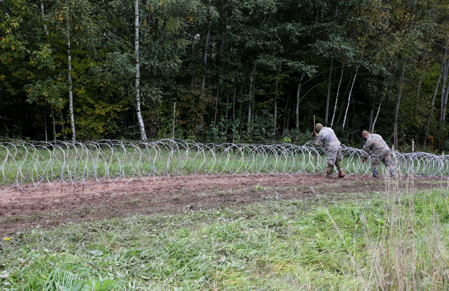 Lai kavētu nelegālo migrantu plūsmu, uz Latvijas-Baltkrievijas robežas tiek uzstādīts Slovēnijas Aizsardzības ministrijas dāvinātais pagaidu žogs.