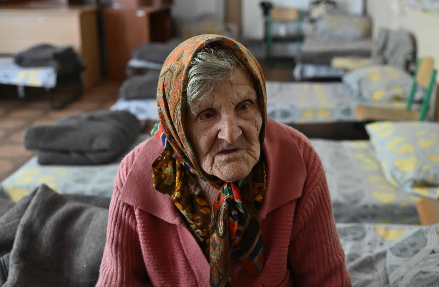 97-aastane Lidia Lominovska kõndis lauajupi najal minema Vene vägede haardes olevast Otšeretõne külast Donestki oblastis.