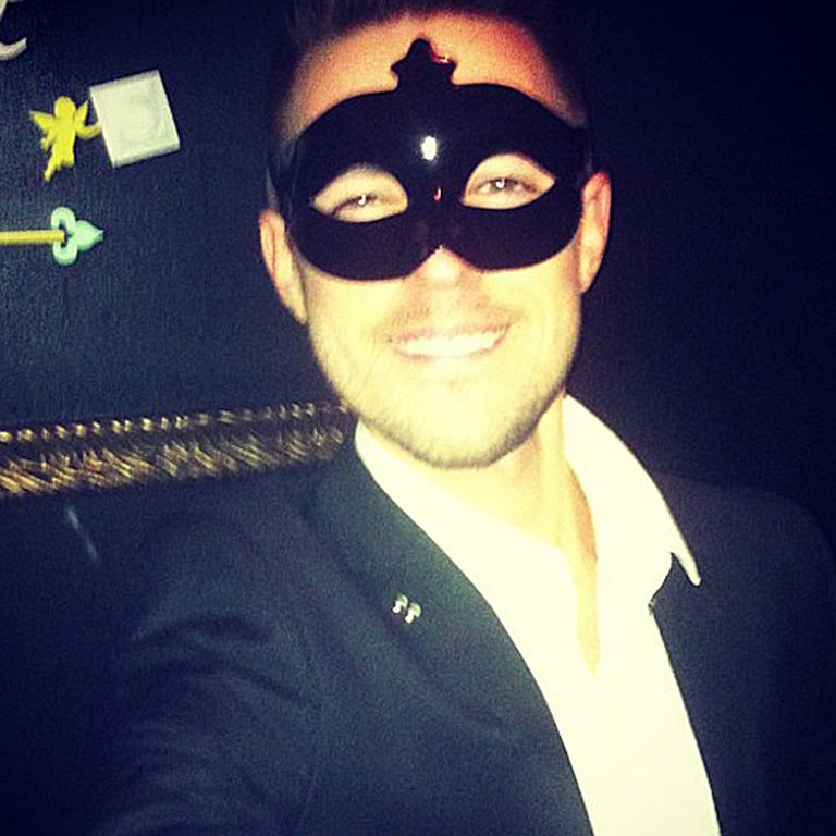 Gluži kā filmu varonis Zorro Jaunā gada masku ballītē ir tērpies Markus Riva 