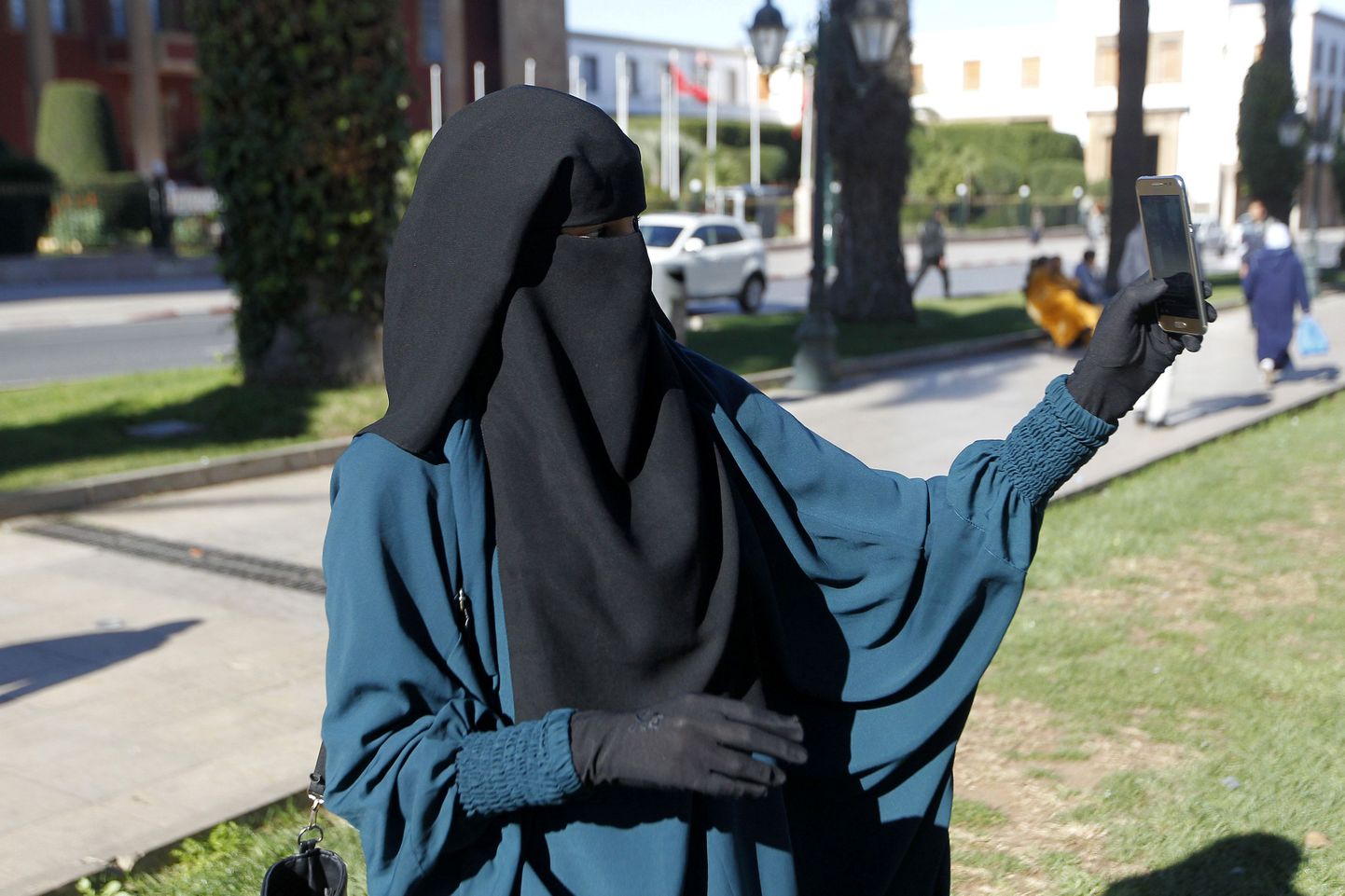 Hidžabi kandev naine ennast pildistamas.