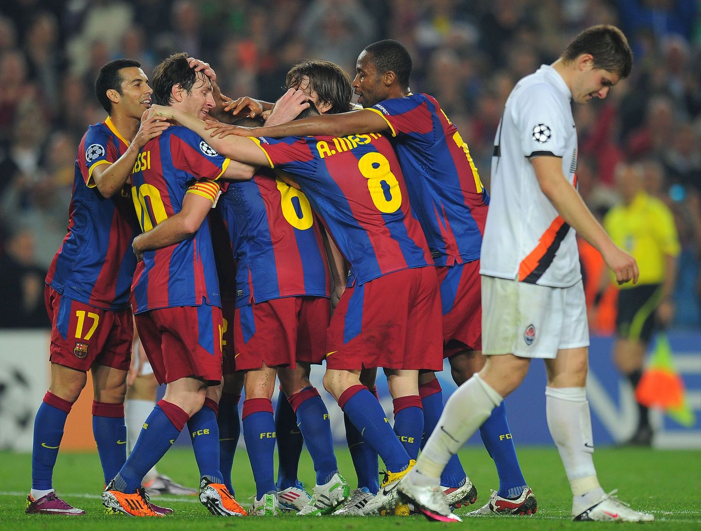 Футболисты "Барселоны" радуются очередному голу.