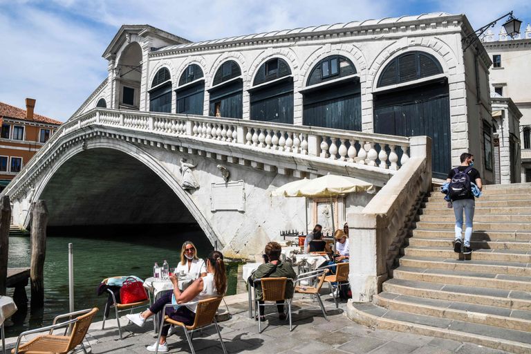 Vabaõhukohvik Veneetsias Suure kanali ja Rialto silla juures 18. mail 2020