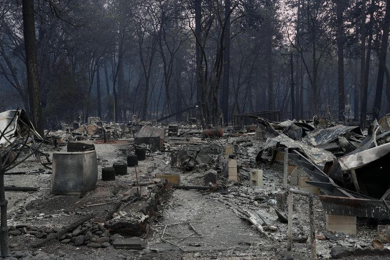 Californias Paradise'is maha põlenud maja