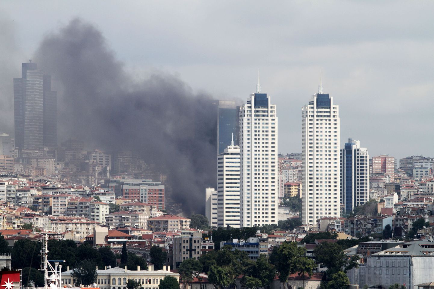 Istanbuli kõrghoone, milles tulekahju puhkes