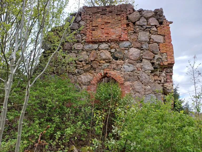Mõned kiriku seinad veel seisavad.