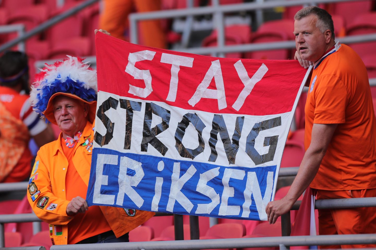 Hollandi koondise poolehoidjad avaldamas Eriksenile toetust.