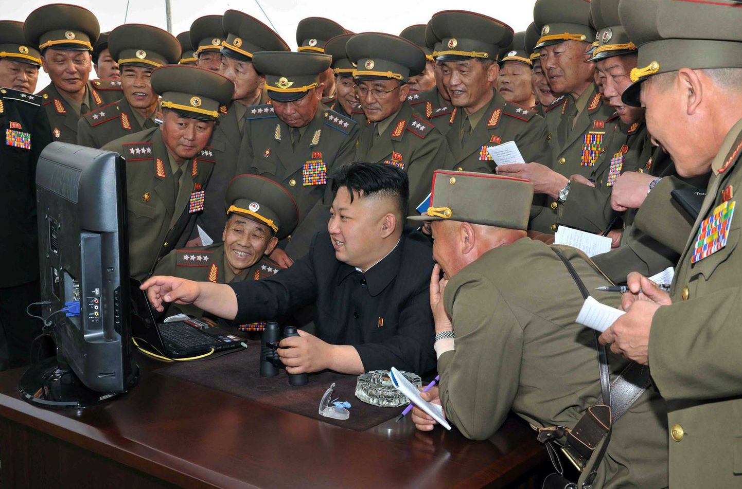 Põhja-Korea juht Kim Jong-un (keskel)