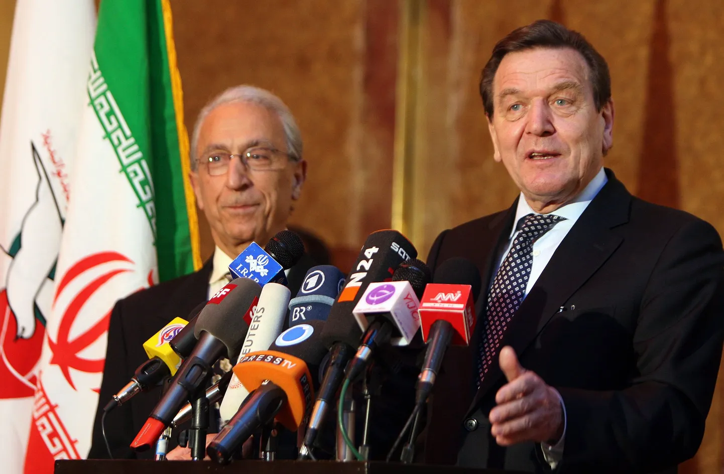 Gerhard Schröder visiidil Iraanis.