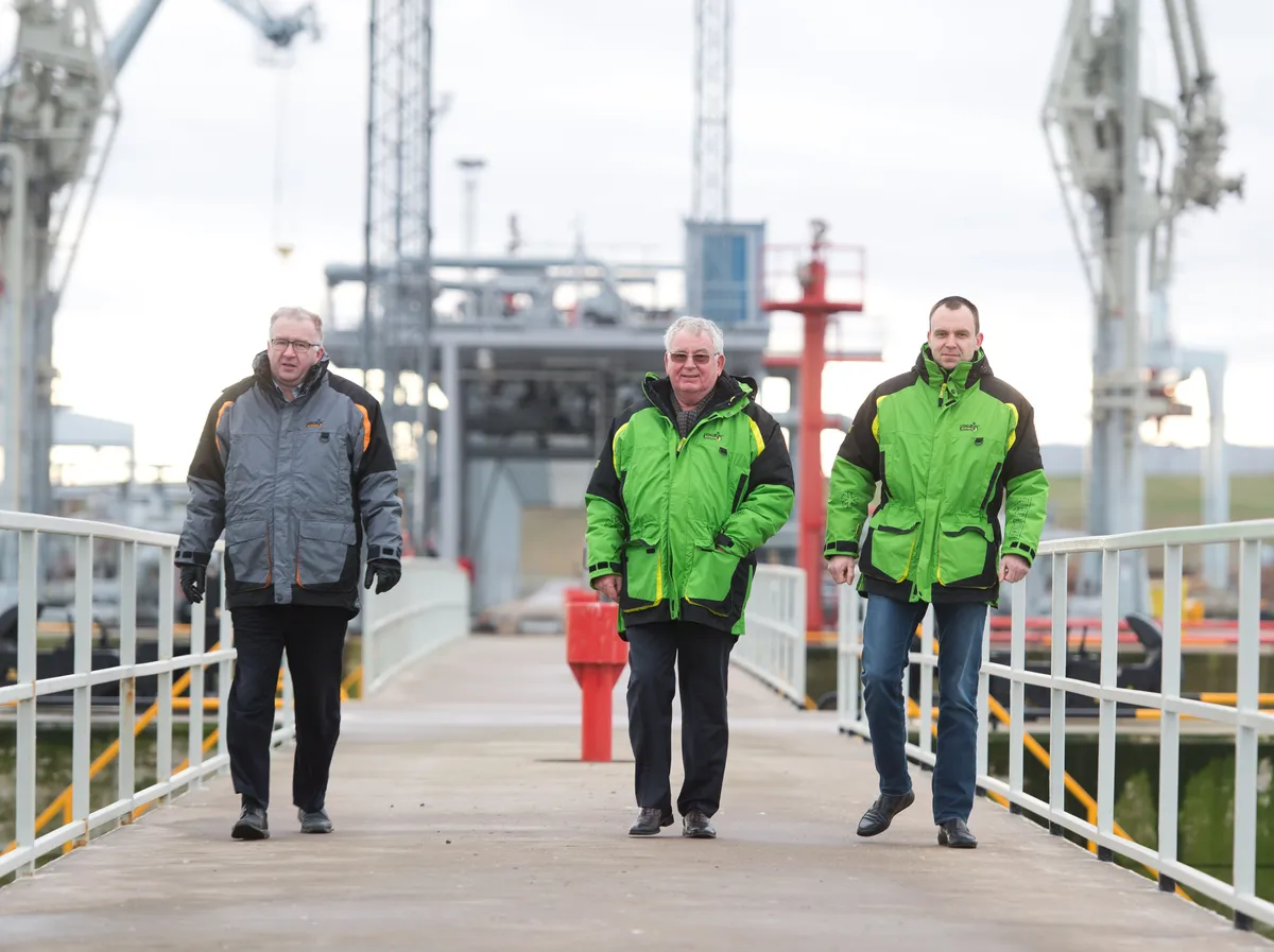 Tiit Vähi (keskel) koos onupoja, Sillamäe sadama juhatuse liikme Margus Vähi ja poja, Silmet Grupi juhatuse liikme Ronald Vähiga Sillamäe sadamas.