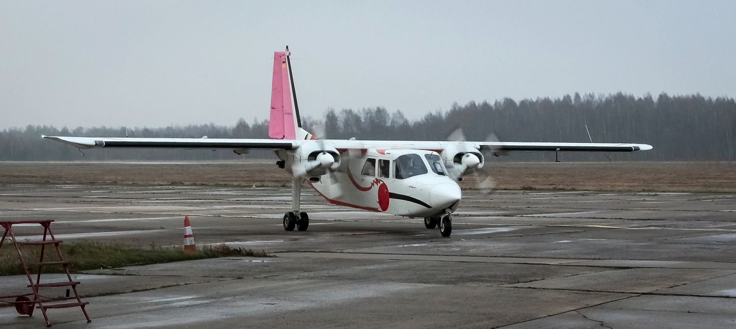 Ruhnust saabuv lennuk Pärnu lennujaamas.