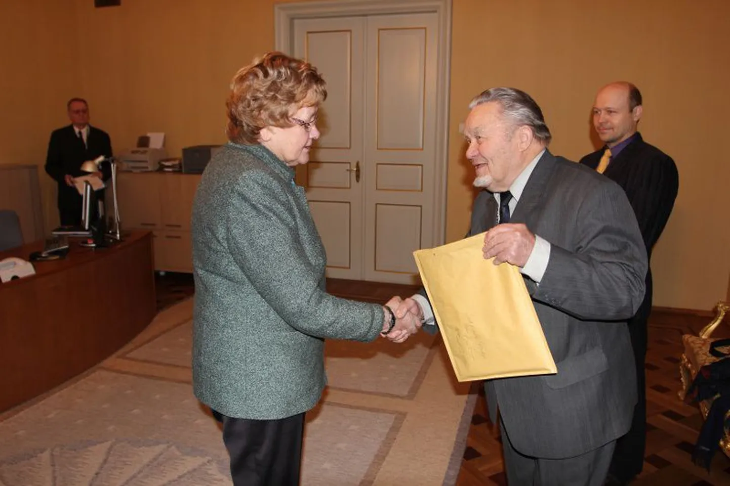 Riigikogu esimees Ene Ergma kohtus täna Toompeal rahvaalgatusrühma Sindi pais esindajate Hans Solli ja Tauno Jürgensteiniga, kes andsid üle Riigikogu 2090 allkirjaga pöördumise.