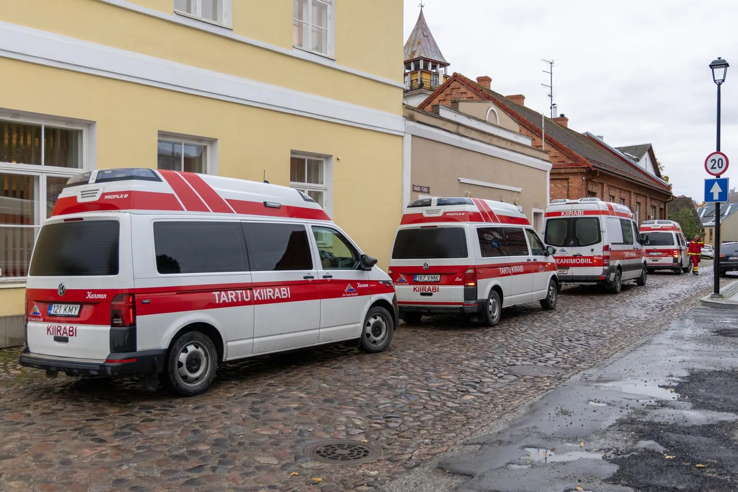 Neli Saaremaa rallile teel olevat kiirabibrigaadi tõttasid appi Viljandis eluohtlikku seisu sattunud patsiendile. Viies auto tuli kohale Põltsamaalt.
