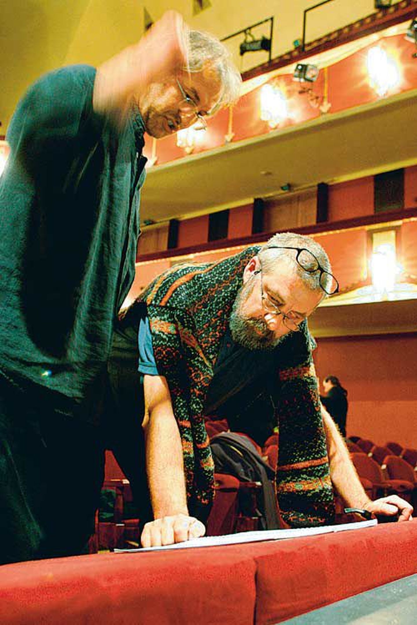 Dirigent Tõnu Kaljuste (vasakul) ja lavastaja Priit Pedajas eilses proovis Draamateatris