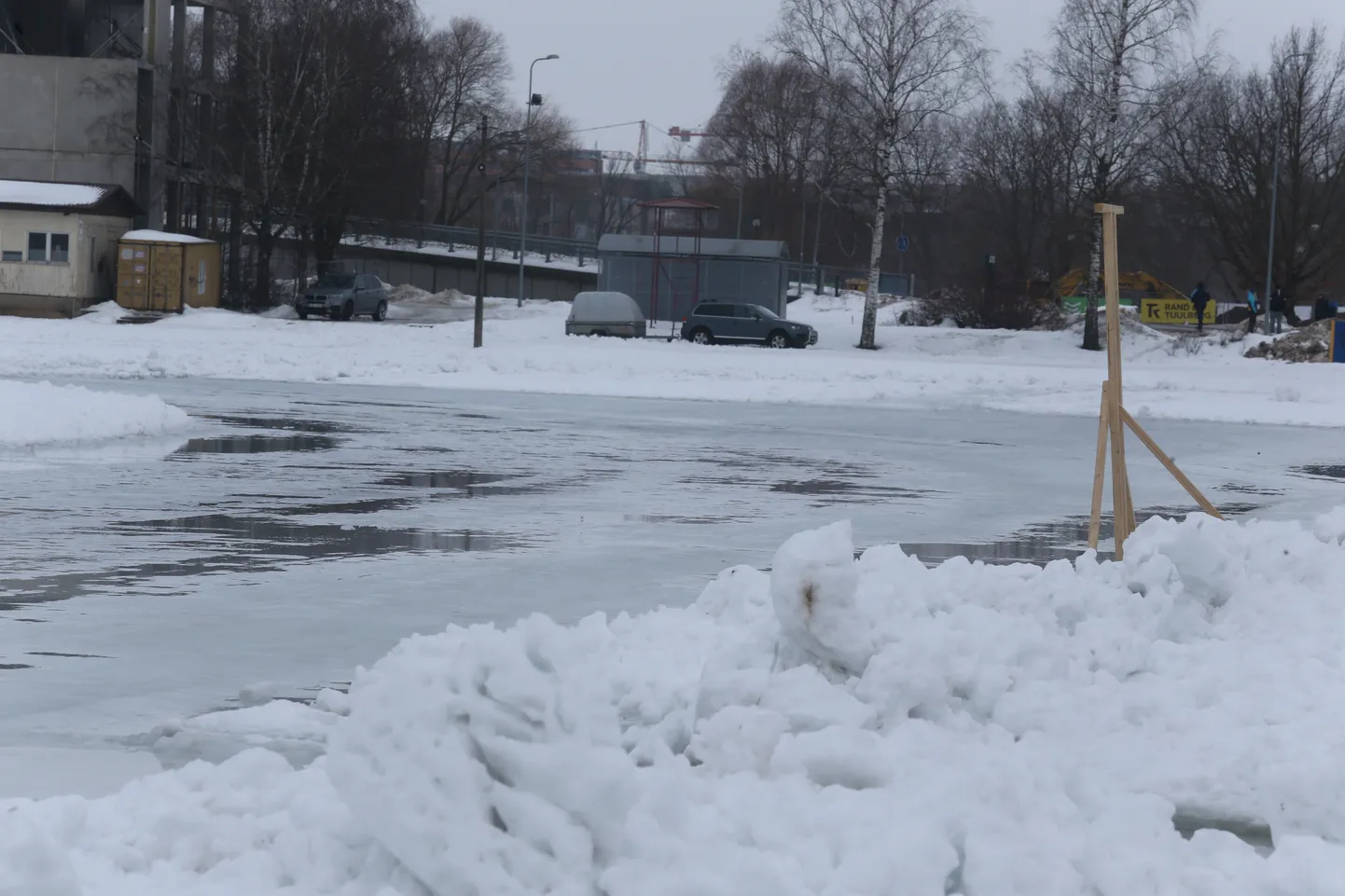 Täna hommikul oli Anne kanali jää mootorrataste kihutamiseks liiga libe ja vesine.