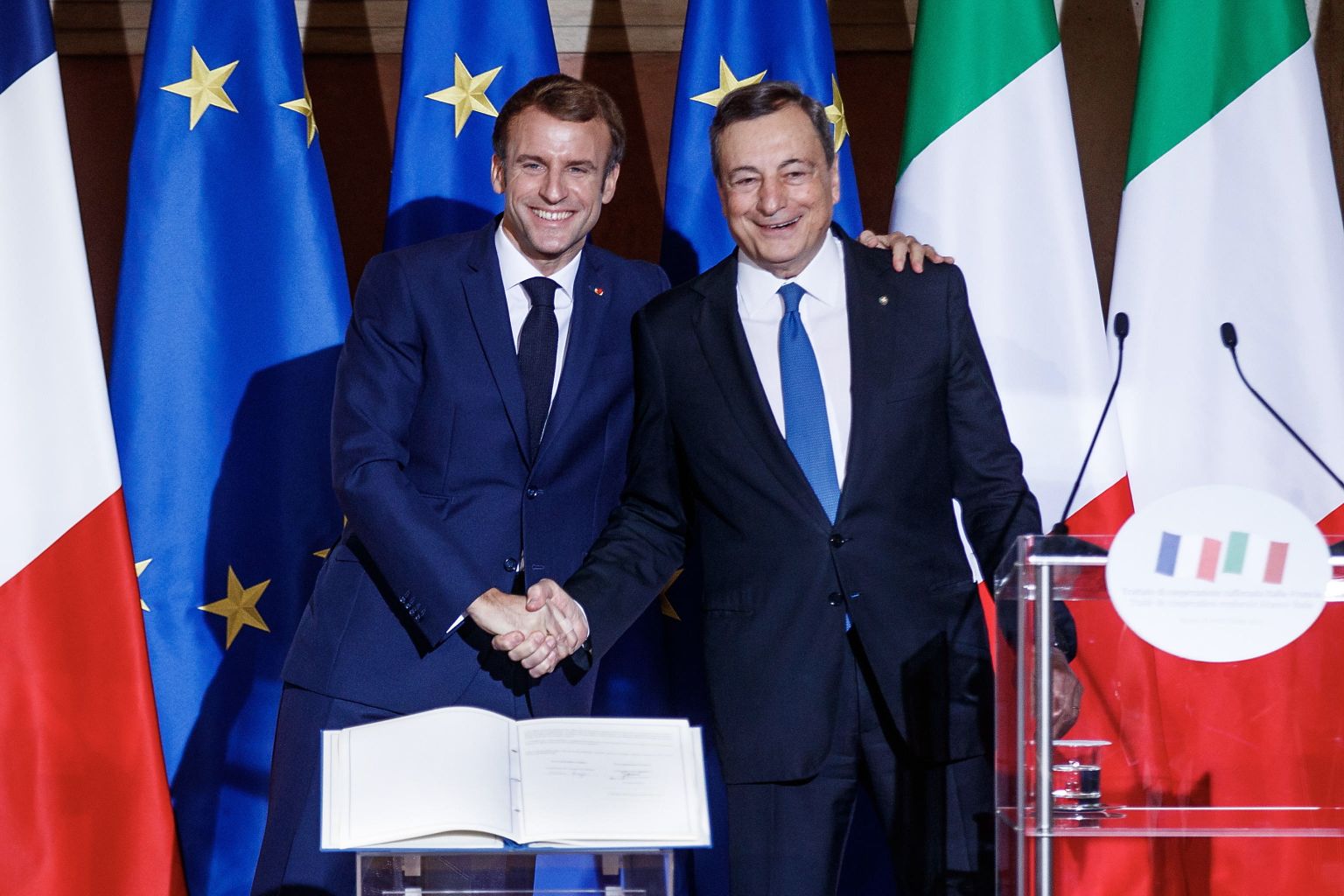 Prantsuse president Emmanuel Macron ja Itaalia peaminister Mario Draghi pärast nn Quirinale leppe allkirjastamist Roomas.
