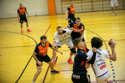 Särkidest tirimine pole käsipallis lubatud, aga kohtunik ei pruugi seda märgata ja üldiselt loevadki asjaosalised sellist teguviisi väikeseks patuks.