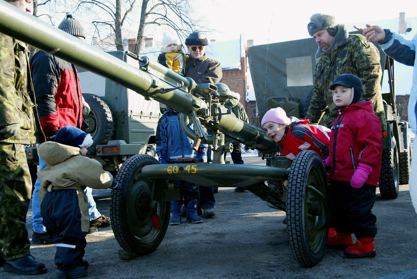Kaitsejõudude relvastust on lapsed ja isad saanud uudistada ka vabariigi aastapäevadel.