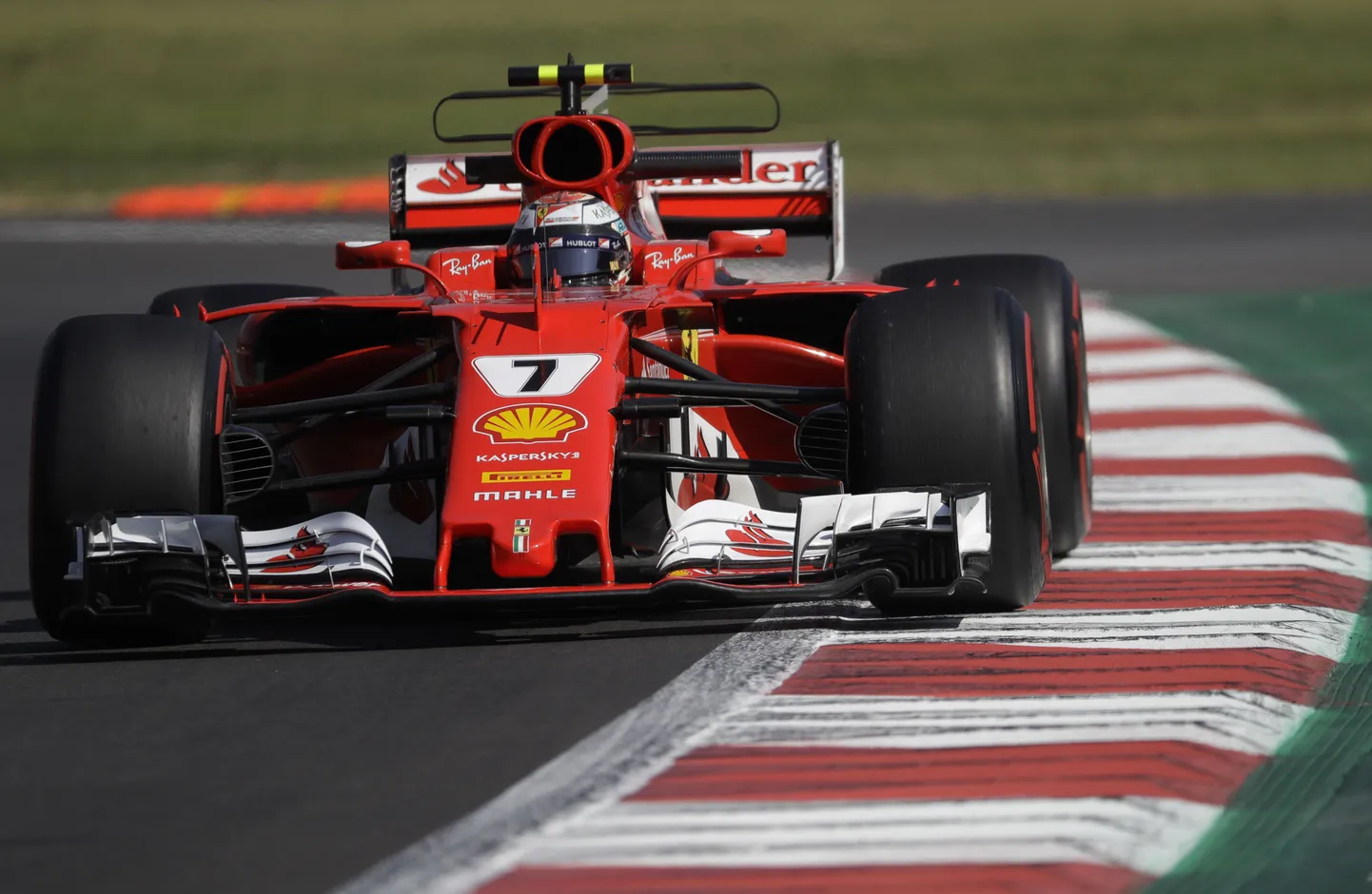 Kimi Räikkönen ja kõik teisedki sõitjad peavad Mehhikos äärekividesse austusega suhtuma.