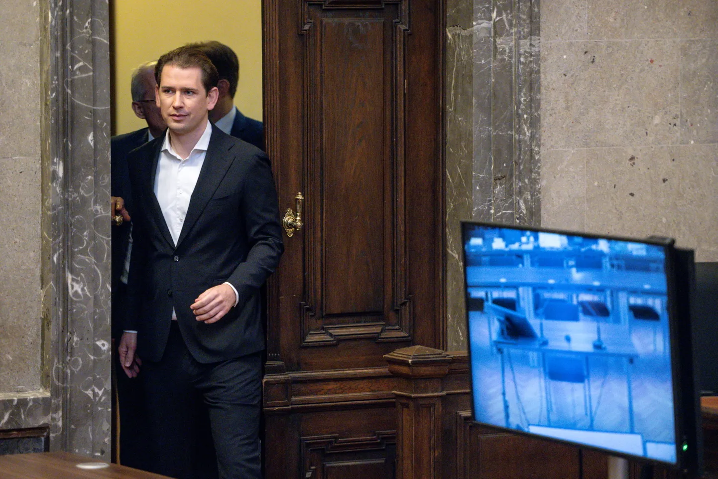Austria endine kantsler Sebastian Kurz saabumas kohtusse.