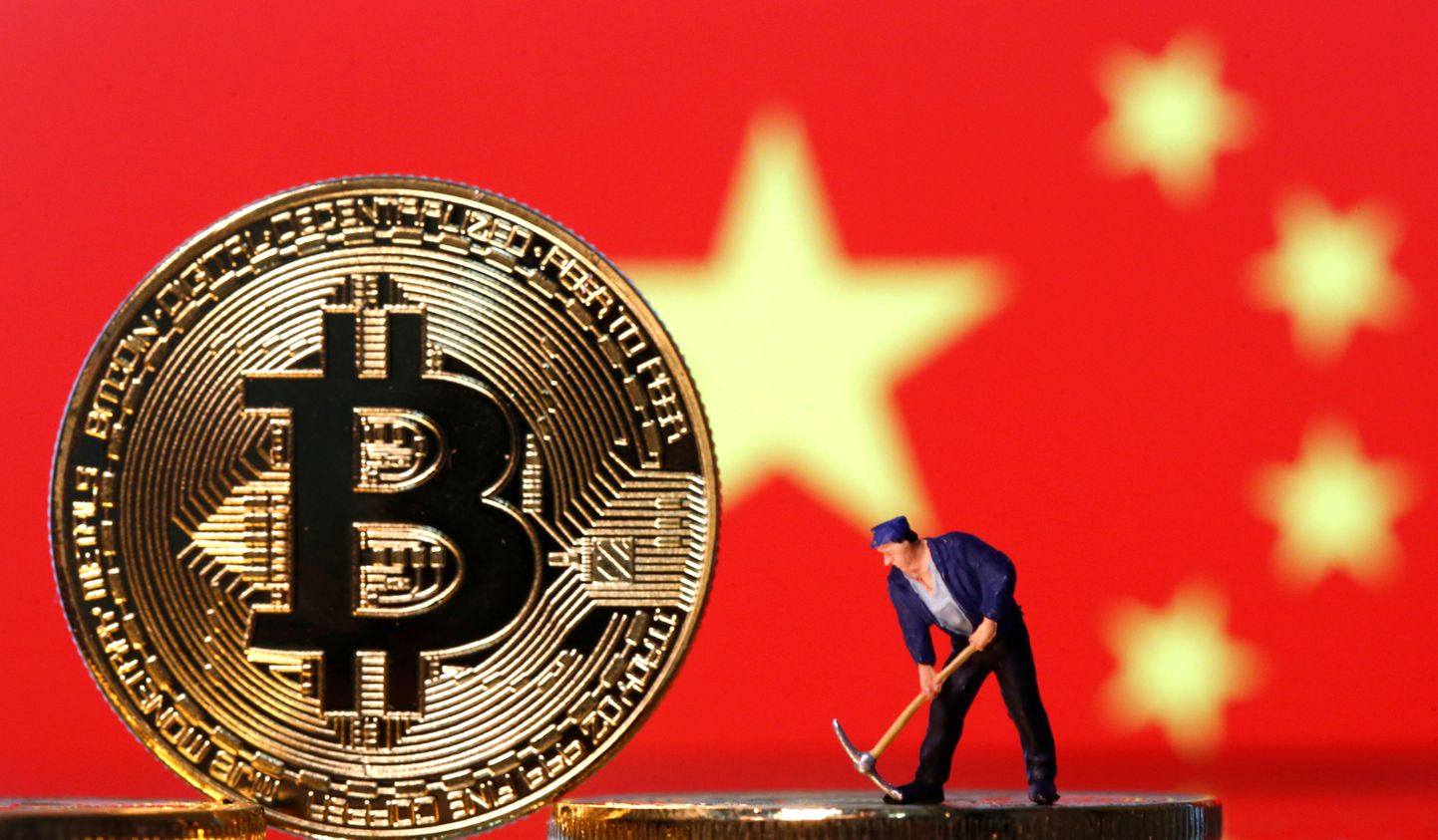 Bitcoini logo ja Hiina lipp.