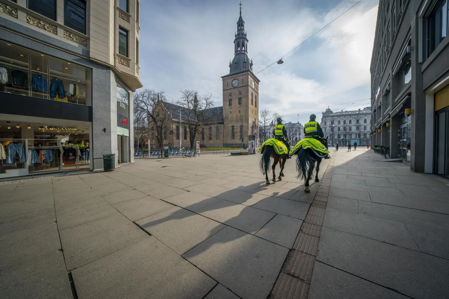 Ratsapolitseinikud üleeile inimetühjas Olso kesklinnas.