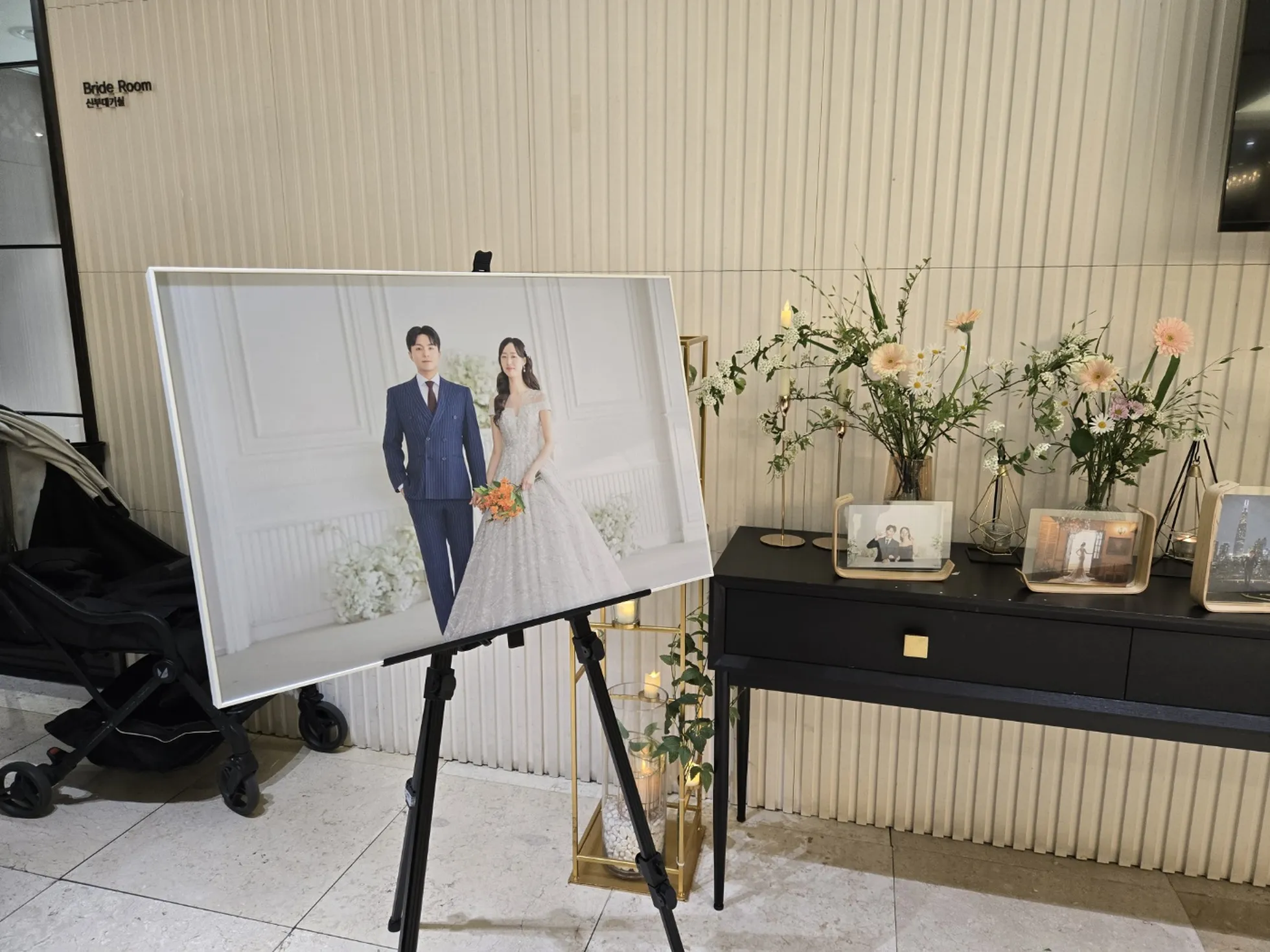 Saali sissekäigu ette olid asetatud pruutpaari fotod. Kusjuures pulmafotod lasevad korealased endast valmis teha enne tseremooniat.