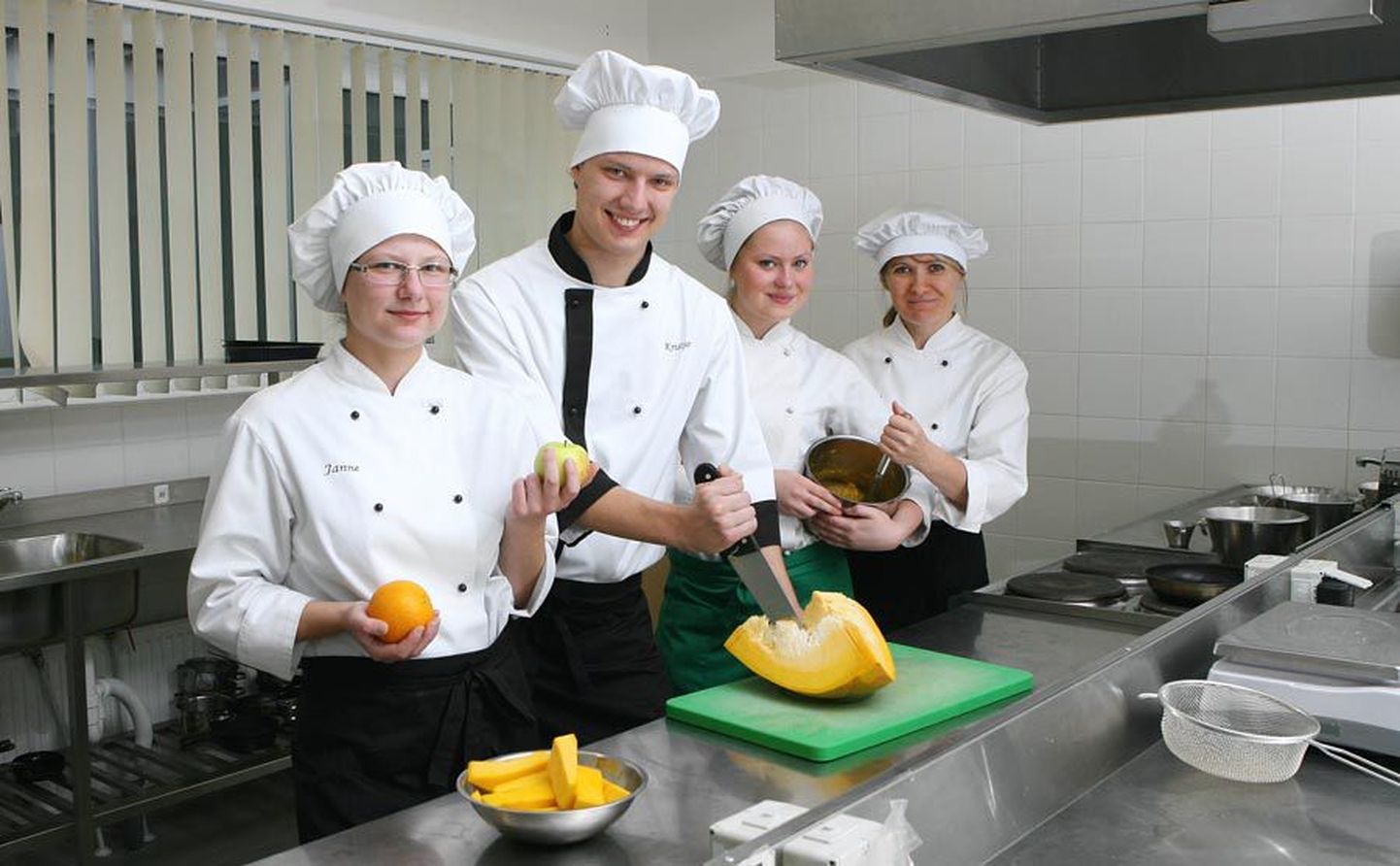 Kokaeriala 
teise kursuse õpilased Janne Luik (vasakult), Kristjan Lukas ja Carolin Saar ning õpetaja Maire Vesingi valmistavad auhinnamoosi.