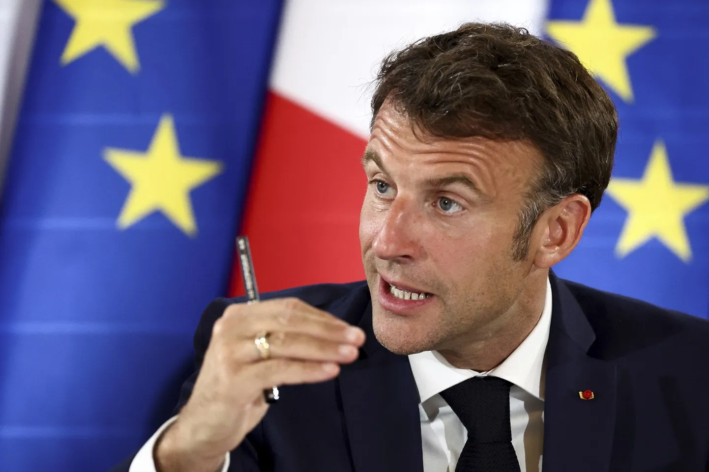 HELDE PAKKUMINE: Prantsusmaa president Emmanuel Macron andis teleesinemises lubaduse võtta kogu Euroopa (loomulikult peale Venemaa) oma kaitsva tiiva alla. Seni on aga ebaselge, kas säärane plaan on ka teostatav ja seda eelkõige Prantsuse tuumajõudude väiksuse tõttu.