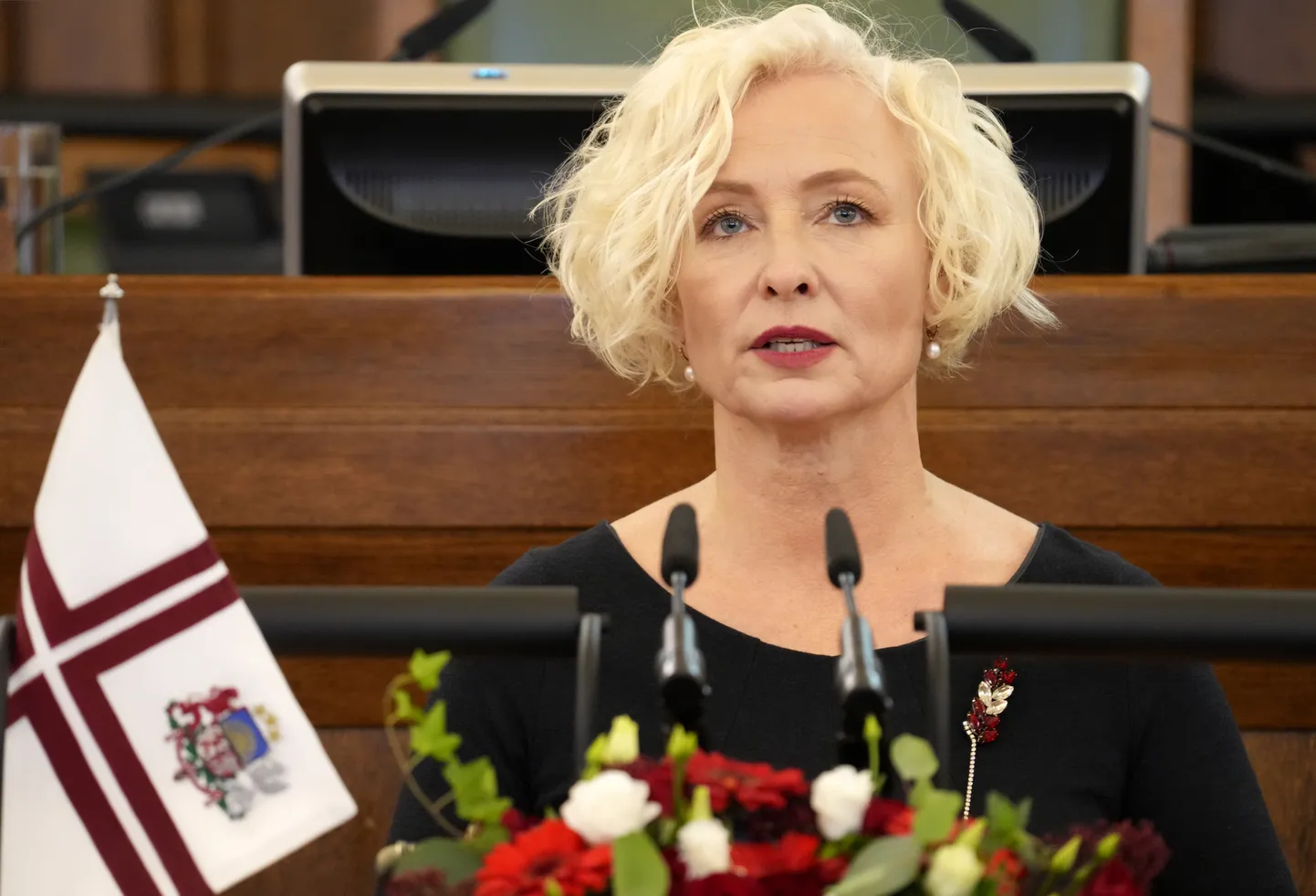 Saeimas priekšsēdētāja Daiga Mieriņa saka uzrunu no tribīnes Saeimas svinigajā sēdē par godu Latvijas Republikas proklamēšanas 105. gadadienai.