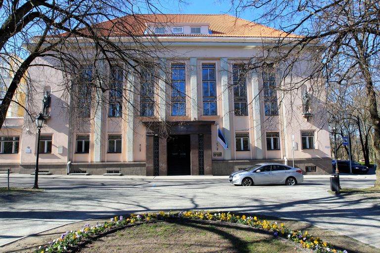 Haridus- ja teadusministeeriumi peamine ametlik hoone Tartus, Munga 18. Seal ja Raekoja platsi majas töötab kokku 162 haridusministeeriumi töötajat.