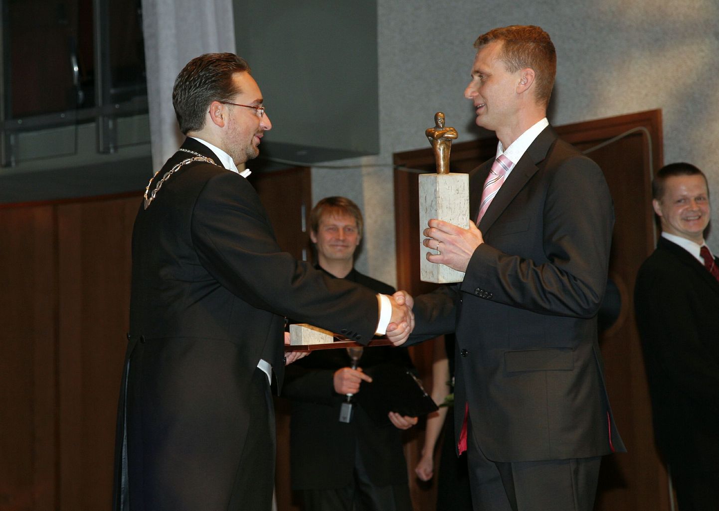 Eelmisel aastal valiti Pärnu aasta meheks Mait Käbin, teda õnnitleb linnapea Mart Viisitamm.