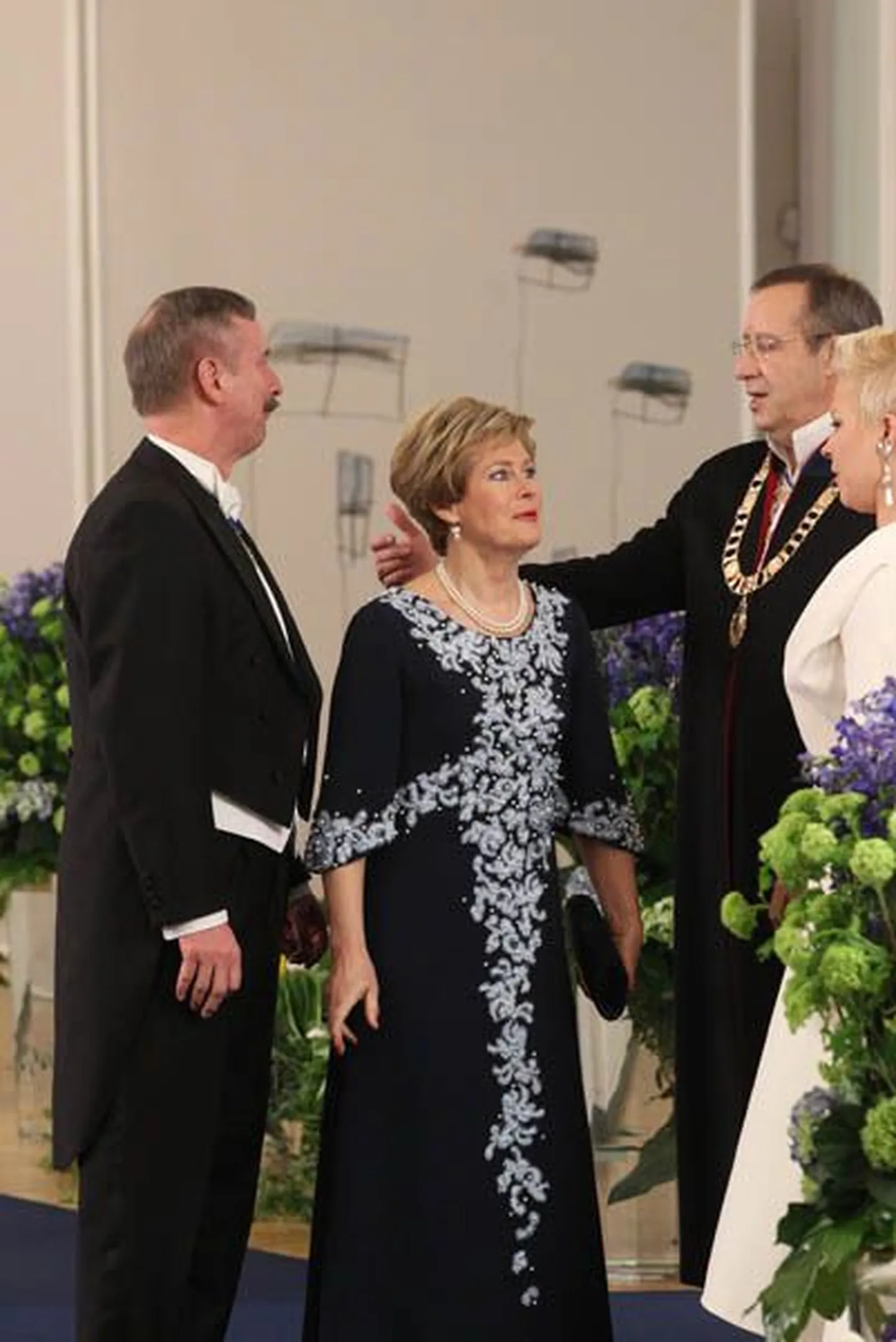 President Toomas Hendrik Ilvese ja Evelin Ilvese külaliste tervitamine Estonia teatri valges saalis