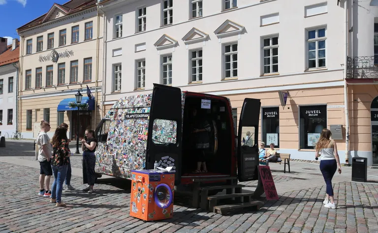 Kleepsunäituse kaubik Tartu Raekoja platsil.