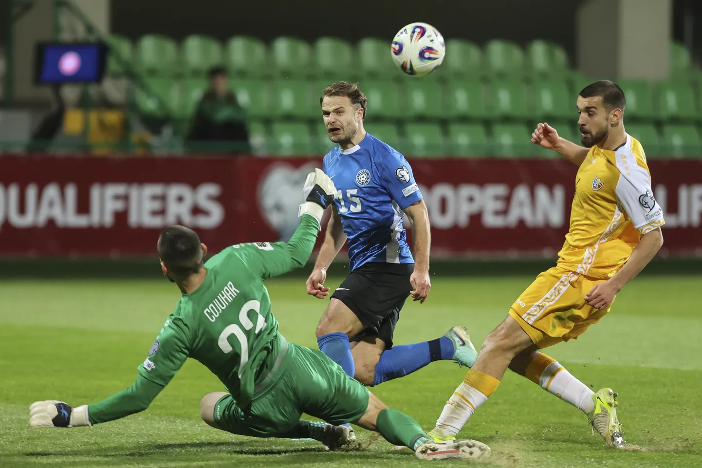 Fotol olevas olukorras ei õnnestunud Rauno Sappinenil Moldova väravavahti Andrei Cojuhari üle mängida, aga esimesel poolajal küll. Sappineni väravast asus Eesti mängu 2:0 juhtima.