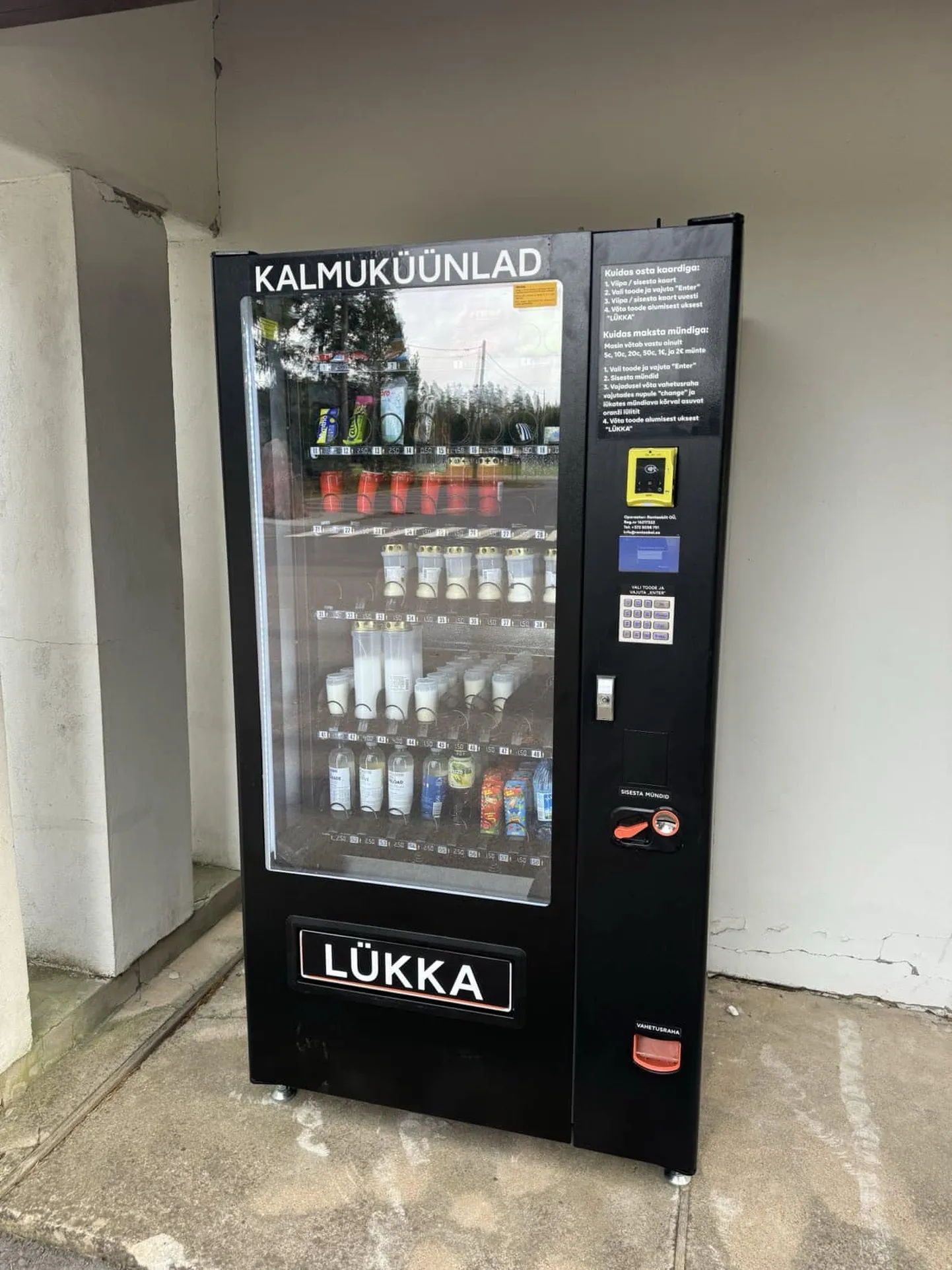 Parandatud küünlaautomaat Rosma kalmistul