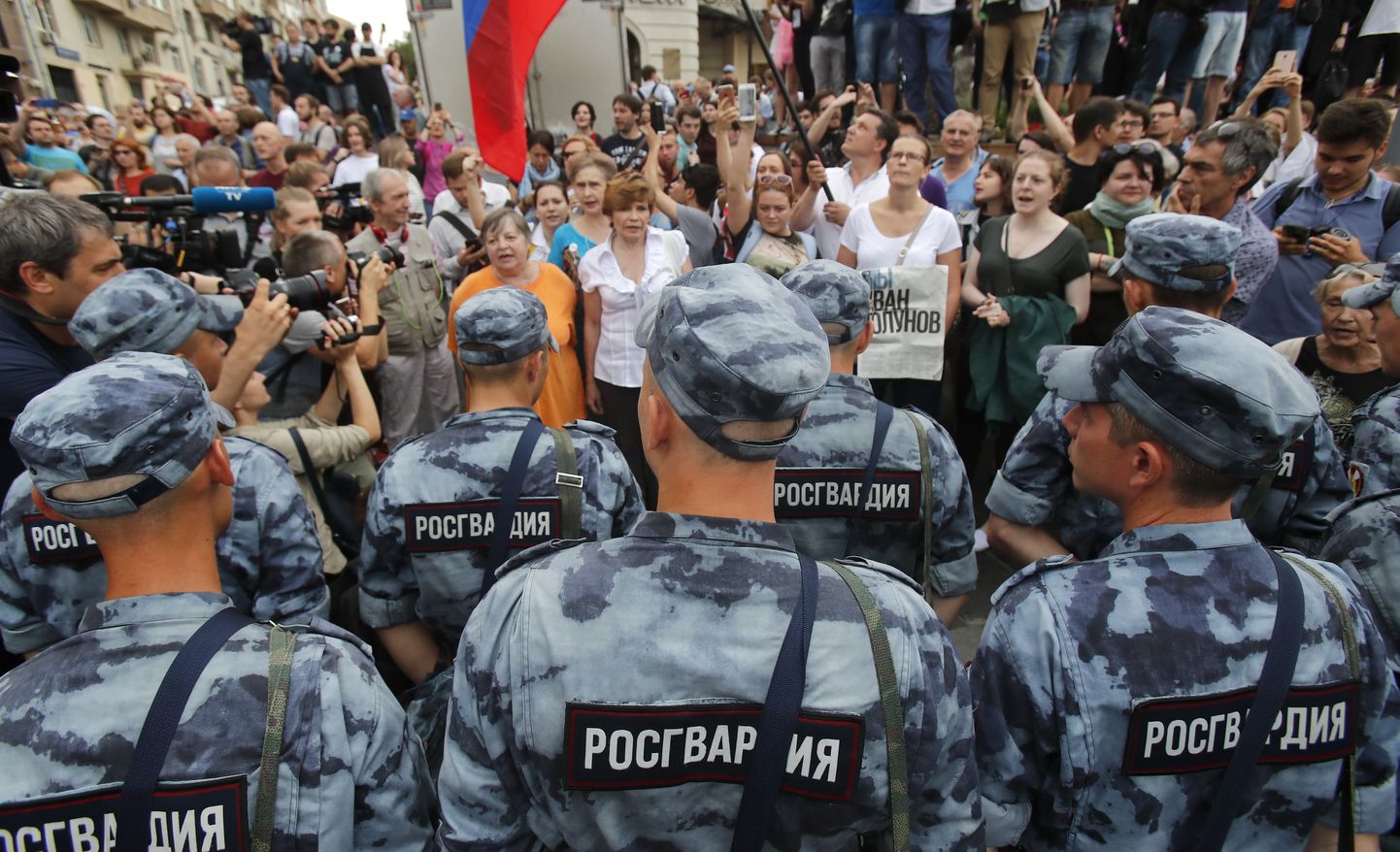 Задержания на несогласованном митинге в Москве в поддержку корреспондента "Медузы" Ивана Голунова.