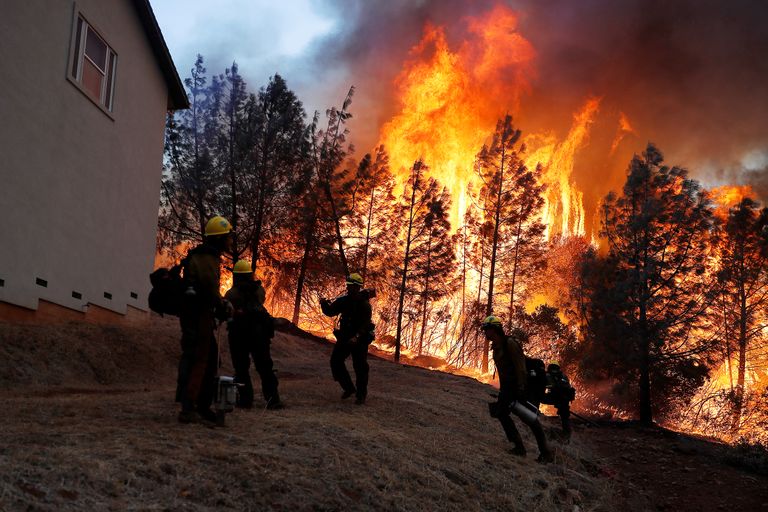 Tuletõrjujad California põhjaosas Paradise'is kustutustöödel