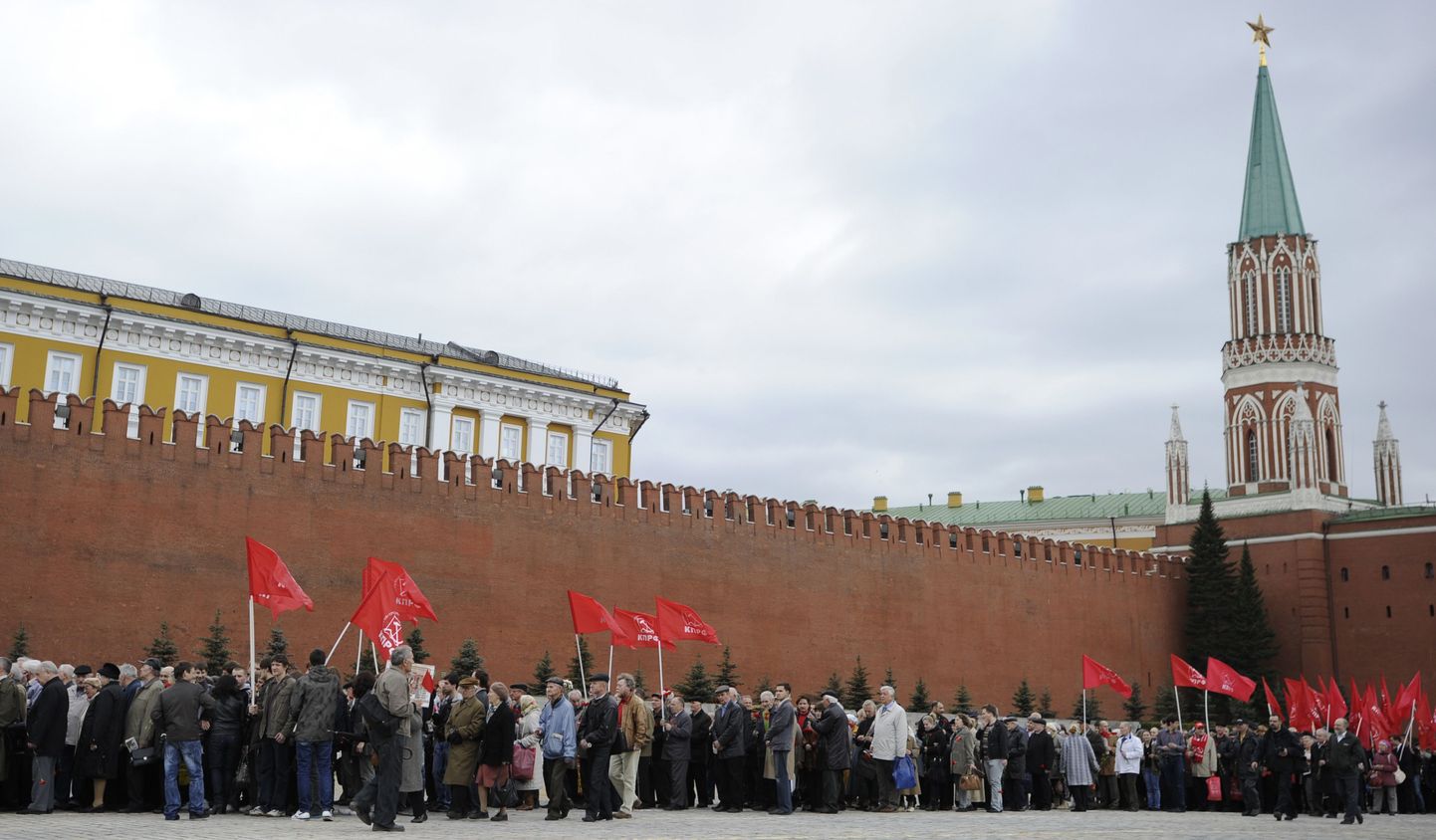 Kommunistide poolehoidjad tunglevad Punasel väljakul mausoleumi poole looklevas järjekorras, et heita pilk revolutsioonijuhile. Foto on tehtud 21.04.2010.