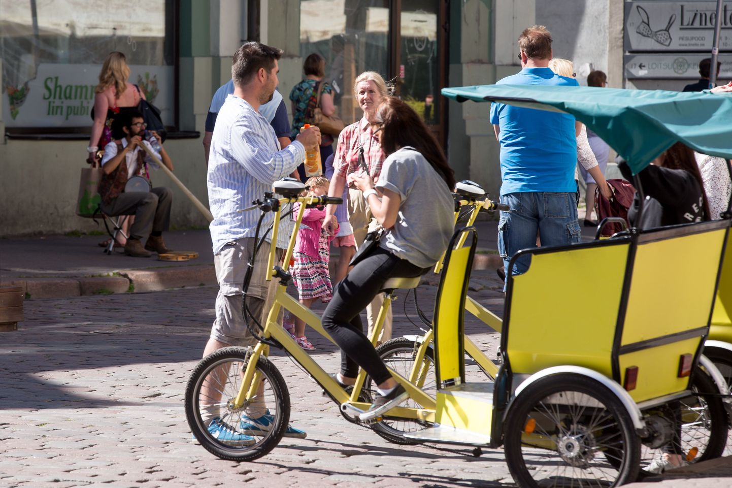 Велотакси на улице Виру.