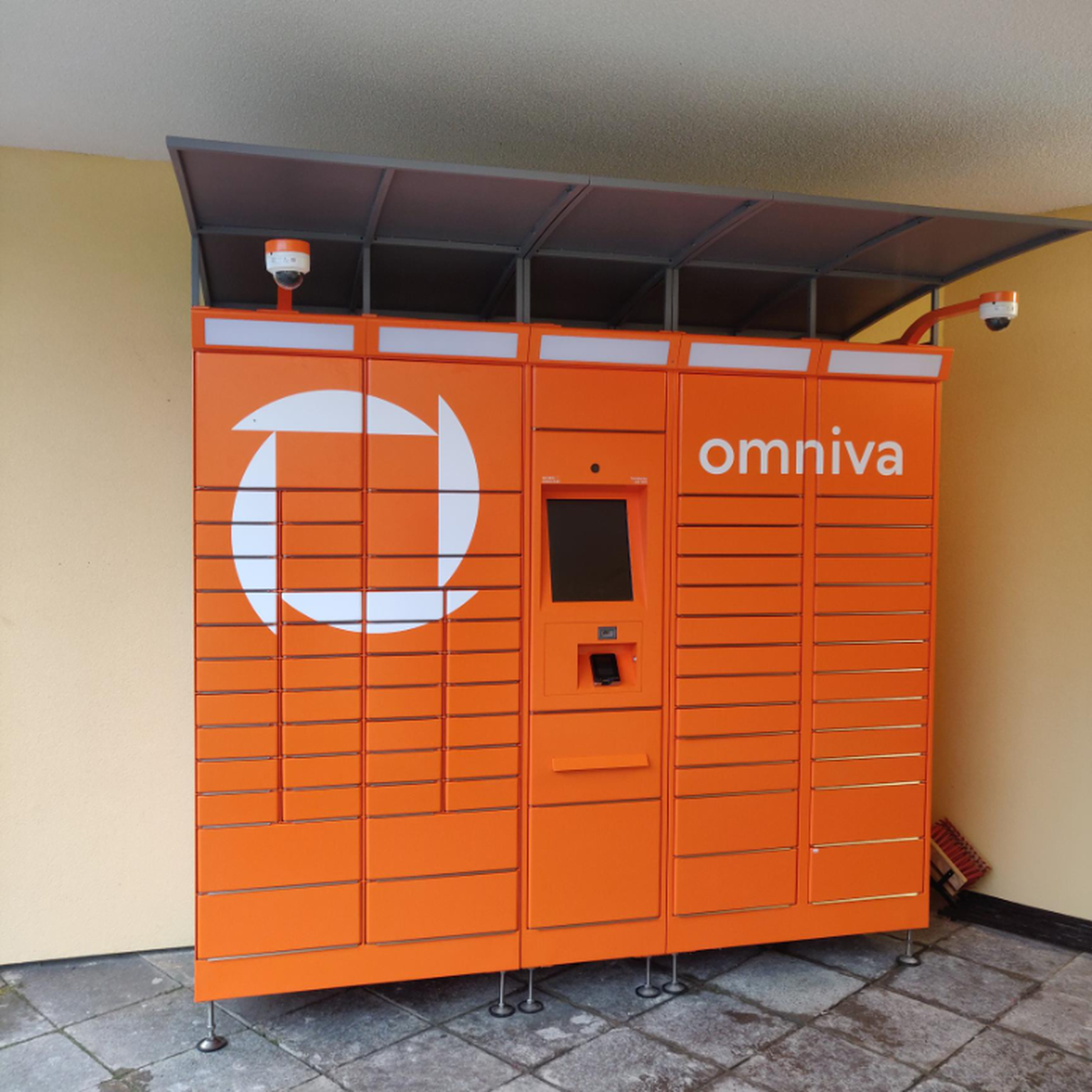 Lümanda uus pakiautomaat ootab pakke saatma