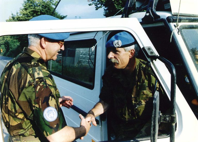 30. juuli 1995: Hollandi rahuvalvajad ajal, kui nende kaitse all olnud moslemite kallal käisid massilised tapatalgud. Kindral Couzy (vasakul) surumas toona Srebrenicas teeninud Hollandi pataljoni komandöri kolonel Karremansi kätt Horvaatias Camp Pleso sõjaväebaasis. Foto: Toussaint Kluiters