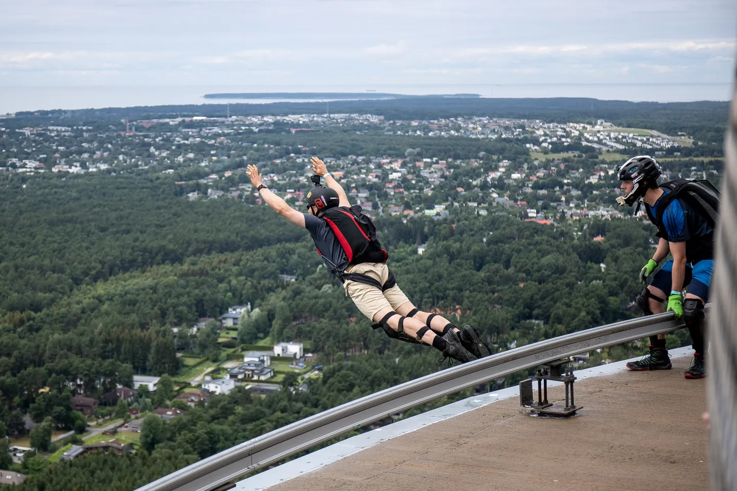 Teletorni sünnipäev, base hüpped