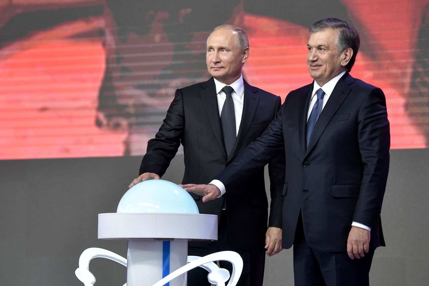 Владимир Путин и Шавкат Мирзиёев в 2018 году запускают проект АЭС в Узбекистане. Атомная станция от "Росатома" стоимостью 11 млрд долларов должна решить проблемы с энергетикой в стране. По состоянию на 2022 год строительство так и не началось.