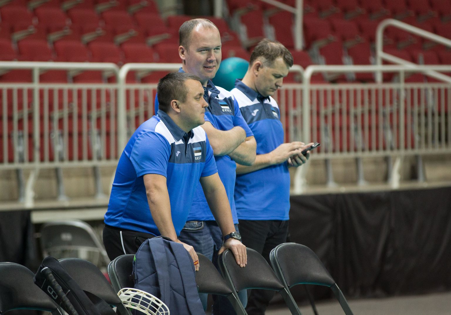 Eesti saalihokikoondise treening Riias. Peatreener Argo Kungla (vasakul) jälgib meeskonna treeningut.
