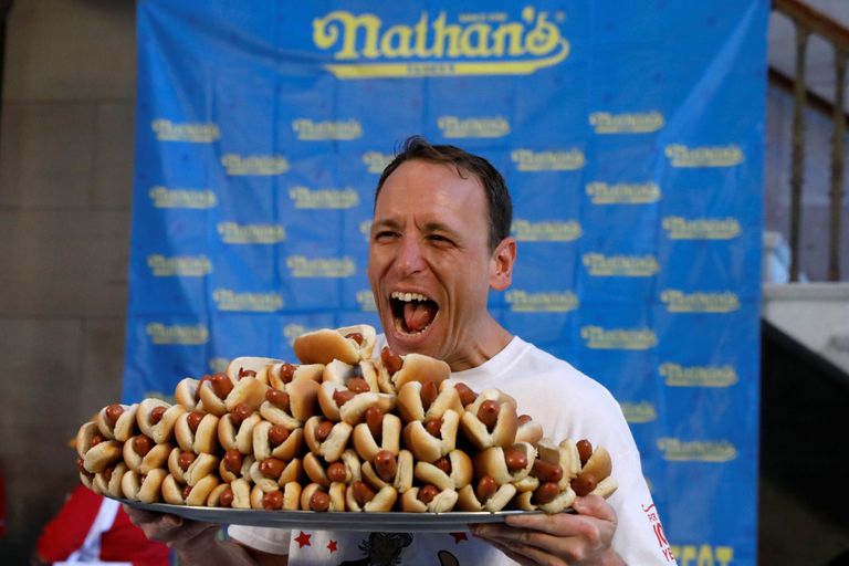 USA New Yorgi iga-aastase hot dogide söömise võistluse võitsid Joey Chestnut ja Miki Sudo