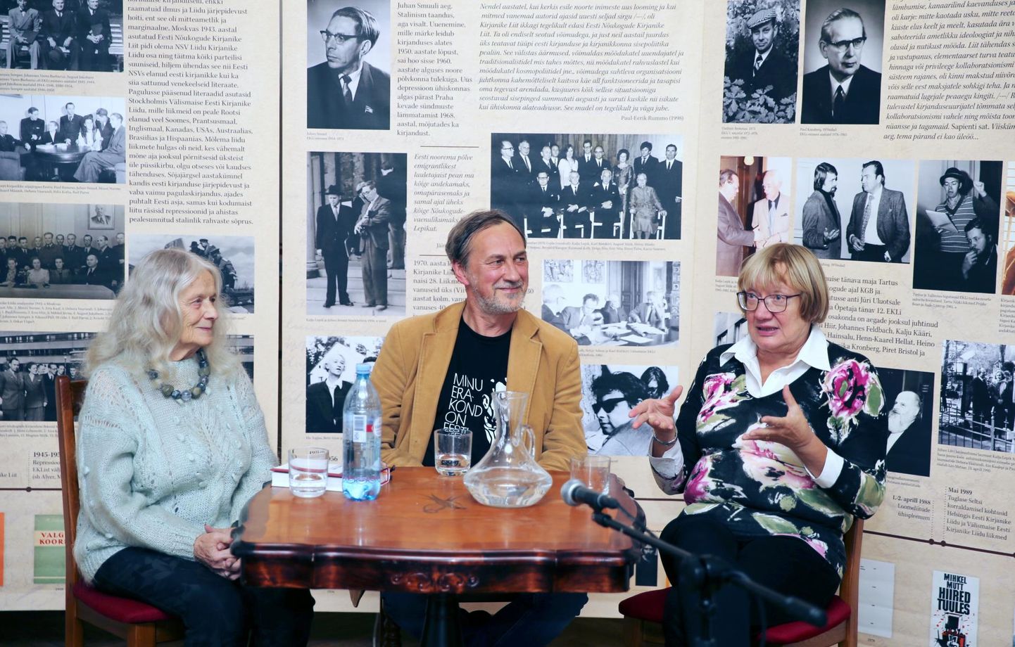Lehte Hainsalu (vasakult), Janika Kronberg ja Sirje Olesk vestlesid kirjanike liidu ja vastse raamatu teemadel.