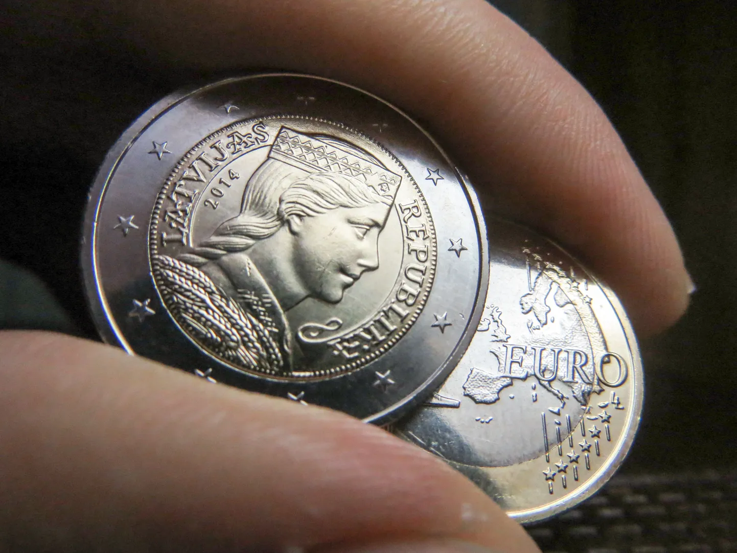 Pildil on Läti sümboolikaga euro mündid.