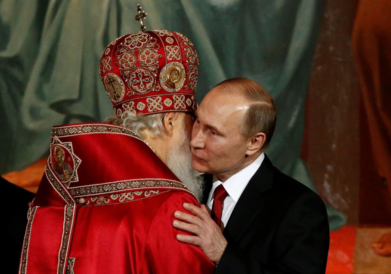 Vene õigeusu kirik on kui hübriidsõja üks väeosa, ütleb Eidman. Pildil embab Vladimir Putin Venemaa õigeusukiriku pead patriarh Kirilli.  